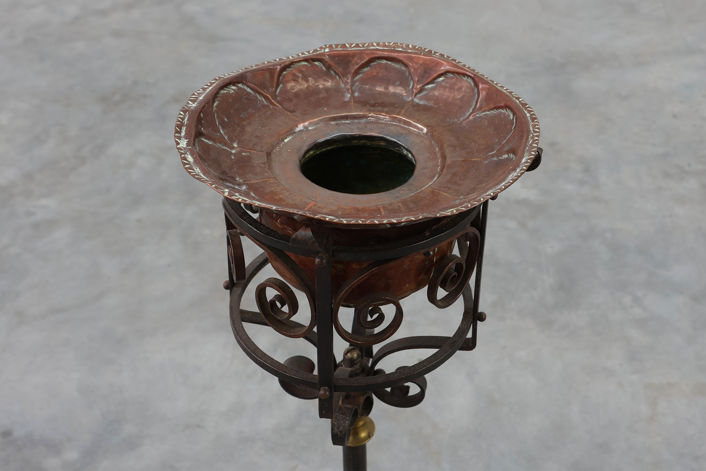 Art Nouveau planter in metal and copper, France ca. 1905thumbnail